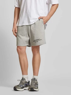 Szorty z dzianiny dresowej o kroju regular fit z nadrukiem z logo No Bystanders