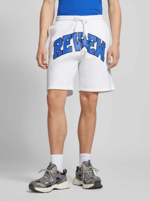 Szorty z dzianiny dresowej o kroju regular fit z nadrukiem z logo REVIEW