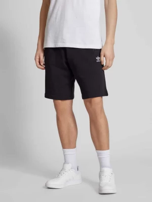 Szorty z dzianiny dresowej o kroju regular fit z wyhaftowanym logo model ‘ESSENTIAL’ adidas Originals