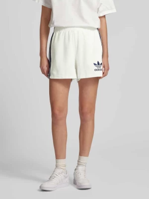 Szorty z dzianiny dresowej o kroju regular fit z wyhaftowanym logo model ‘Terry’ adidas Originals