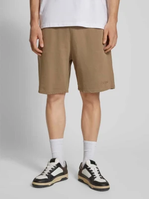 Szorty z dzianiny dresowej o kroju relaxed fit z nadrukiem z logo REVIEW Ziemisty brązowy