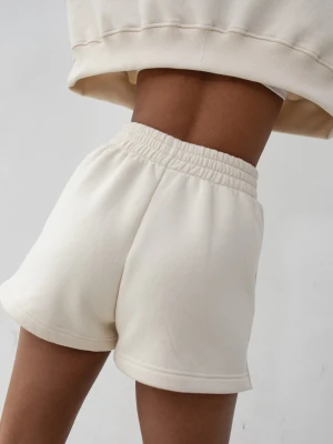 Szorty z dzianiny dresowej z haftem MRSL w kolorze LIGHT BEIGE - LE PETIT Marsala