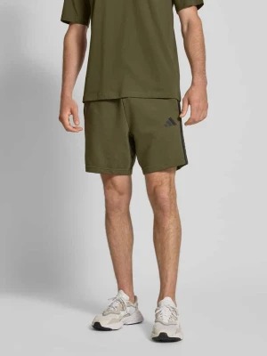 Szorty z dzianiny dresowej z wyhaftowanym logo i elastycznym pasem adidas Sportswear