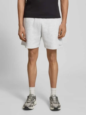 Szorty z kieszenią z tyłu i wyhaftowanym logo REVIEW