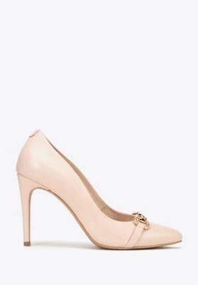 Zdjęcie produktu Szpilki ze skóry klasyczne z ozdobnym łańcuszkiem jasny beż Wittchen