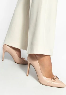 Szpilki ze skóry klasyczne z ozdobnym łańcuszkiem jasny beż Wittchen