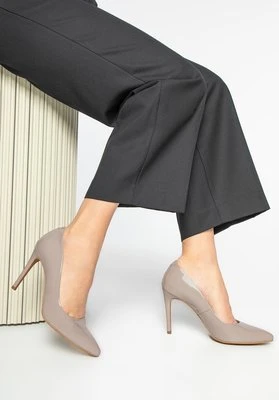 Szpilki ze skóry lakierowanej klasyczne beżowe Wittchen