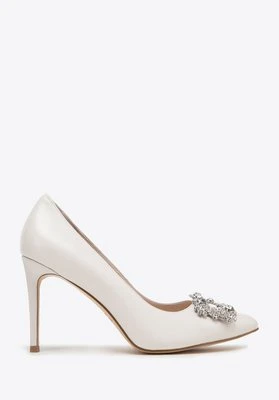 Szpilki ze skóry z błyszczącą klamrą kremowe Wittchen