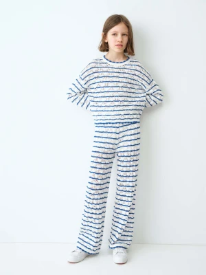 Szydełkowy sweter w dwukolorowe paski electric blue - Dzieci - lata - MANGO KIDS