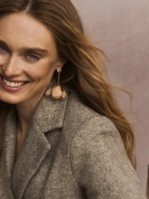 Szyfonowe kolczyki beżowe kwiaty TARANKO