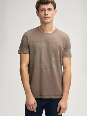 T-shirt Bajo w kolorze taupe ze wzorem w chabry Joop