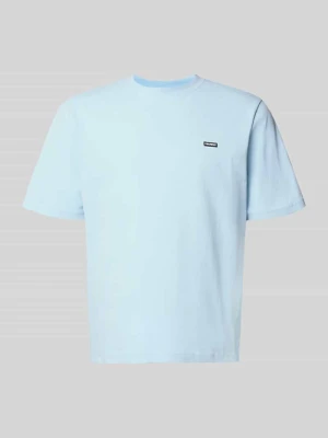 Basic T-shirt z małą naszywką z logo na piersi REVIEW