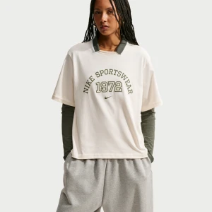 T-shirt damski Nike - Brązowy