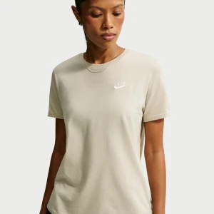 T-shirt damski Nike Club Essentials - Brązowy