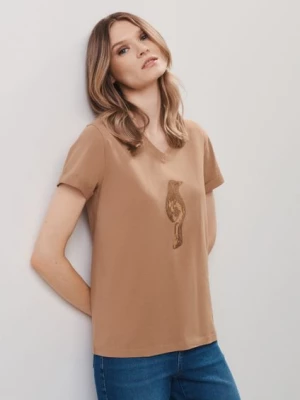 T-shirt damski w kolorze camel z aplikacją wilgi OCHNIK