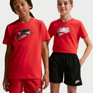 T-shirt dla dużych dzieci z kolekcji Nike x LEGO® - Czerwony