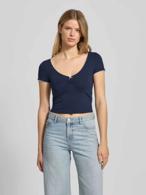 Zdjęcie produktu T-shirt krótki z dekoltem w serek REVIEW Granatowy