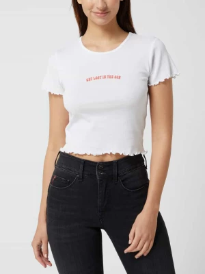 T-shirt krótki z falistym dołem model ‘Sandy’ Gina Tricot