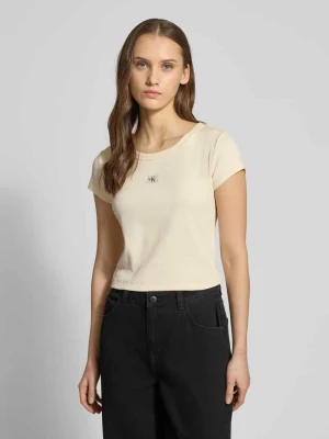 T-shirt o kroju krótki w Efekt prążkowania z Naszywka z logo Calvin Klein Jeans