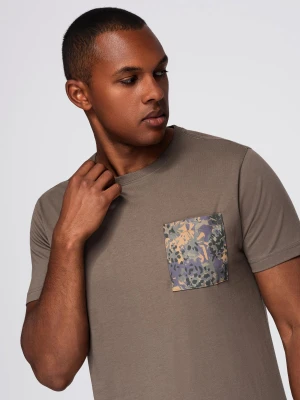 T-shirt męski bawełniany z printowaną kieszonką – ciemnooliwkowy V1 Ombre Clothing
