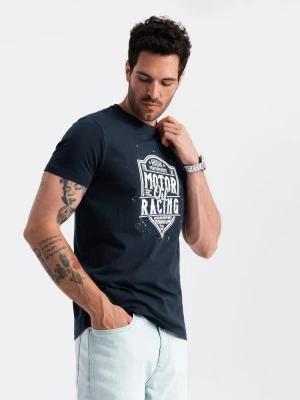 T-shirt męski z nadrukiem w stylu motocyklowym – granatowy V4 OM-TSPT-0125
 -                                    S Ombre