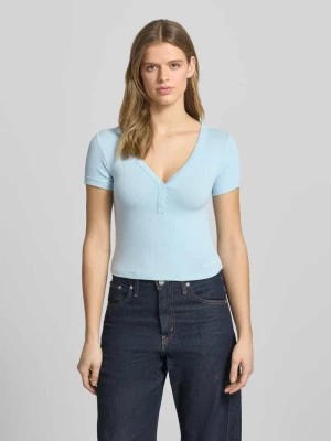t-shirt o kroju krótkim z dekoltem w serek i listwą guzikową Guess Jeans