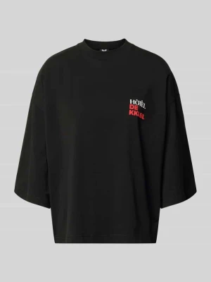 T-shirt o kroju krótkim z nadrukiem z napisem model 'Vacation' Karo Kauer