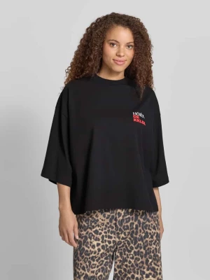 T-shirt o kroju krótkim z nadrukiem z napisem model 'Vacation' Karo Kauer