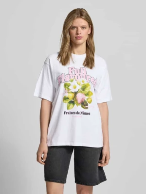 t-shirt o kroju loose fit z nadrukiem z motywem model 'MILLOW' JJXX