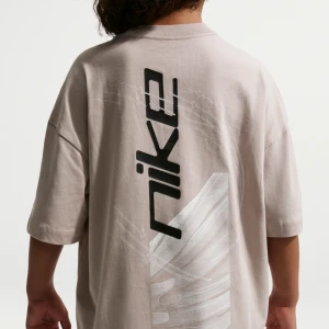 T-shirt o kroju oversize dla dużych dzieci Nike - Brązowy