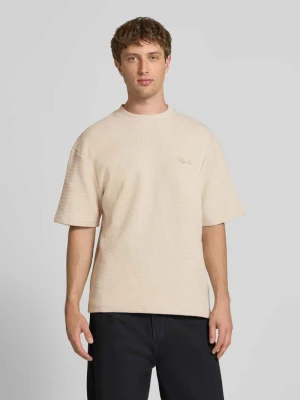 t-shirt o kroju oversized z fakturowanym wzorem i wyhaftowanym logo PEGADOR