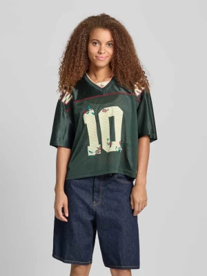 T-shirt o kroju oversized z haftami i dekoltem w serek Review