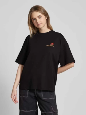 T-shirt o kroju oversized z nadrukiem z motywem i logo model ‘MARAMIE’ Pegador