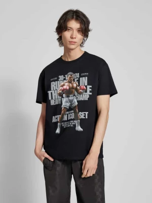 T-shirt o kroju oversized z nadrukiem z motywem i napisem model ‘Rumble’ mister tee