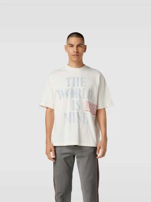 t-shirt o kroju oversized z nadrukiem z napisem Diesel Złamany biały