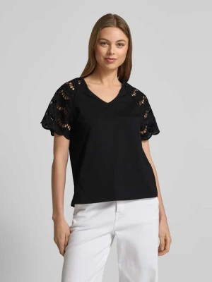 Zdjęcie produktu T-shirt o kroju regular fit z ażurową koronką model ‘BLASY’ Vero Moda