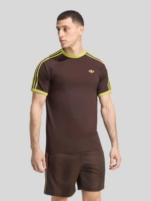 t-shirt o kroju regular fit z czystej bawełny adidas Originals Ciemnobrązowy