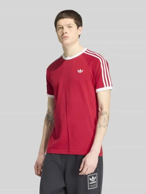T-shirt o kroju regular fit z czystej bawełny z wyhaftowanym logo adidas Originals Bordowy