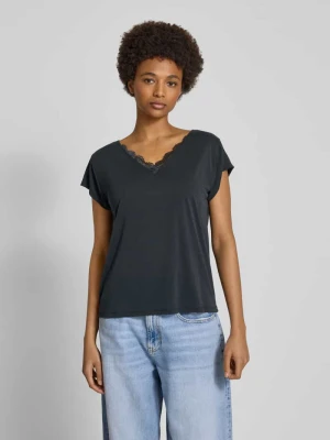 T-shirt o kroju regular fit z dekoltem w serek model ‘KAMALA’ Pieces