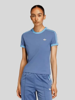 T-shirt o kroju regular fit z Mieszanka bawełny adidas Originals Niebieski