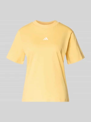 T-shirt o kroju regular fit z nadrukiem z logo adidas Sportswear