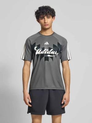 T-shirt o kroju regular fit z nadrukiem z logo adidas Sportswear