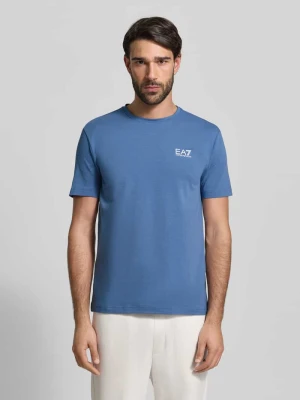 T-shirt o kroju regular fit z nadrukiem z logo EA7 Emporio Armani Błękitno-niebieski