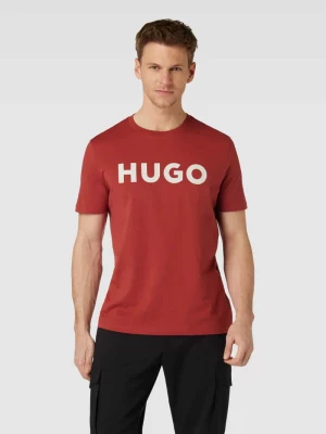 T-shirt o kroju regular fit z nadrukiem z motywem i logo HUGO