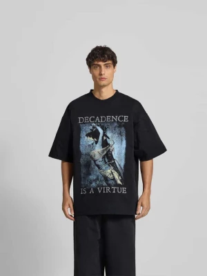 T-shirt o kroju regular fit z nadrukiem z motywem Vetements Antracytowy