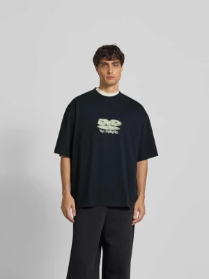 T-shirt o kroju regular fit z nadrukiem z motywem Vetements Czarny