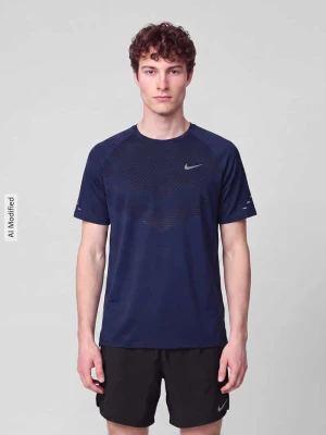 męski t-shirt o kroju regular fit ze sportu z elementami odblaskowymi Nike Granatowy