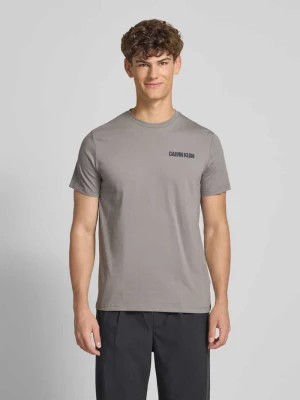 T-shirt o kroju regular fit z okrągłym dekoltem Calvin Klein Jeans
