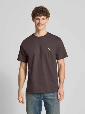 T-shirt o kroju regular fit z wyhaftowanym logo Model 'Chase' Carhartt WIP Ciemnobrązowy