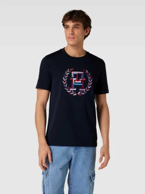 T-shirt o kroju regular fit z wyhaftowanym logo Tommy Hilfiger